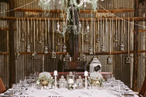 Main table with birdcage for gifts